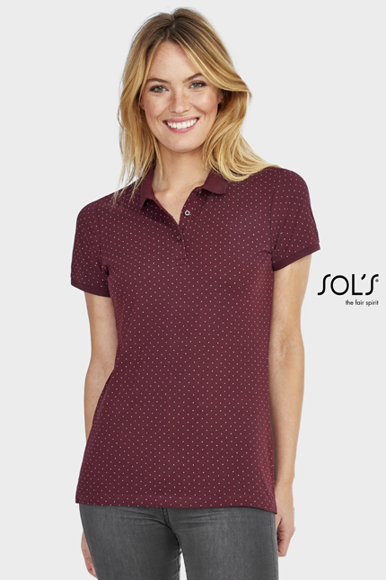 Brandy Women - 01707POLO-SHIRTS / SOLSΓυναικείο πόλοΣχέδιο και Χαρακτηριστικά: Το γυναικείο πόλο διαθέτει κοντά μανίκια, πλαϊνές ραφές και πατιλέτα με 3 κουμπιά στον ίδιο τόνο. Ιδιαίτερα χαρακτηριστικά περιλαμβάνουν πλαϊνά σκισίματα και ελαστικό ριπ στο γιακά και στα μανίκια, ενώ η φακαρόλα στο λαιμό προσφέρει μία κομψή αίσθηση.Εφαρμογή ως Επαγγελματική Ένδυση: Ιδανικό για επαγγελματίες σε γραφειακούς ή εξωτερικούς χώρους, αυτό το πόλο είναι τέλειο για εμφανίσεις σε εκδηλώσεις ή ως καθημερινή επαγγελματική ένδυση.Υλικό και Άνεση: Κατασκευασμένο από πικέ 100% βαμβάκι Ringspun με βάρος 180g/m², προσφέρει εξαιρετική άνεση και ανθεκτικότητα καθ'' όλη τη διάρκεια της ημέρας.Δυνατότητα Προσαρμογής: Το ρούχο έχει δυνατότητες προσαρμογής με εκτυπώσεις λογοτύπων ή μηνυμάτων του πελάτη, καθιστώντας το ιδανικό για εταιρικές χρήσεις. Διατίθεται σε ποικιλία χρωμάτων, εξασφαλίζοντας ότι θα βρείτε το κατάλληλο για την εικόνα της επιχείρησής σας.